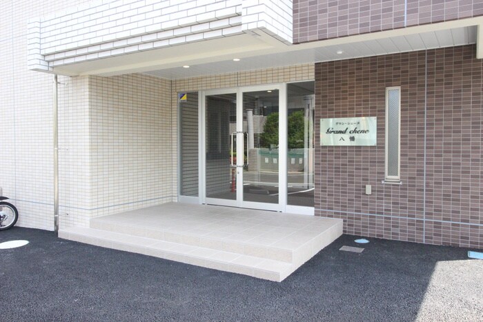 物件外観写真2　(エントランス部分)