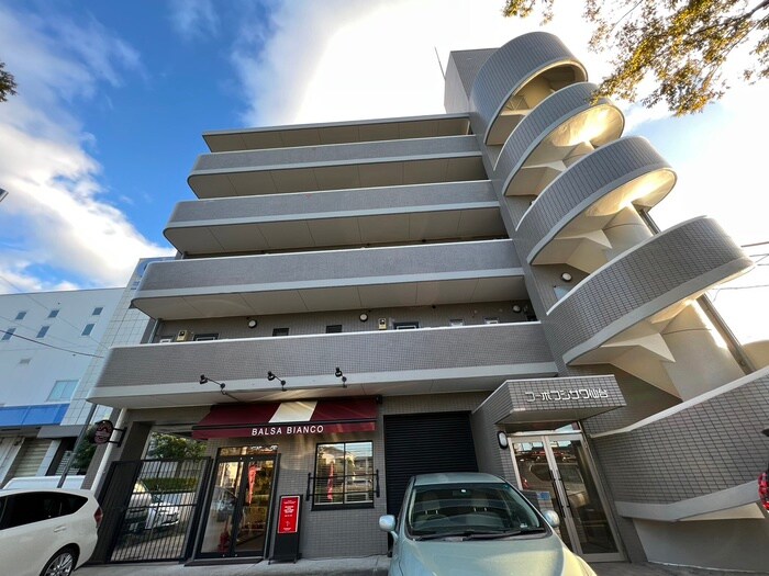 物件外観写真2　(エントランス部分)