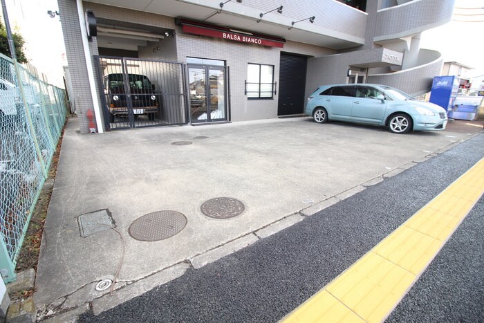 物件外観写真4　(駐車場)