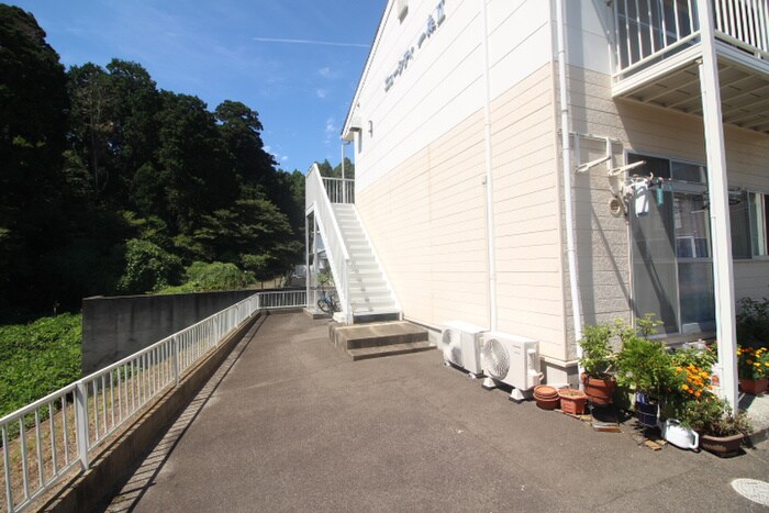 物件外観写真3　(エントランス部分)