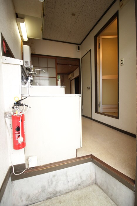 物件内観写真4　(玄関)