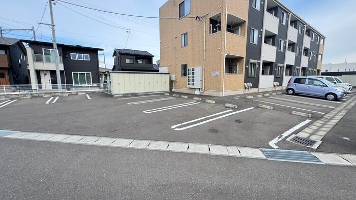 物件外観写真4　(駐車場)