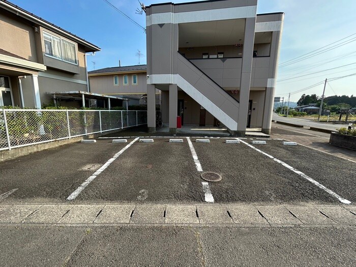 物件外観写真5　(駐車場)