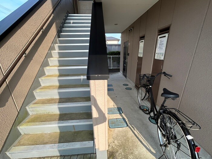 物件外観写真6　(エントランス部分)