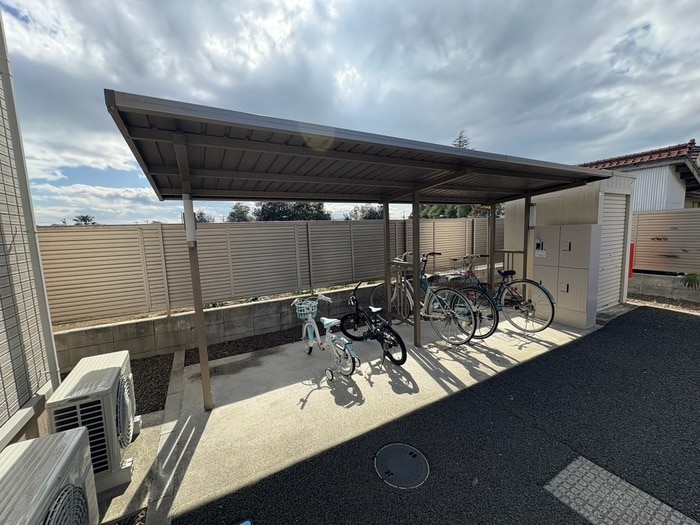 物件外観写真4　(駐輪場)