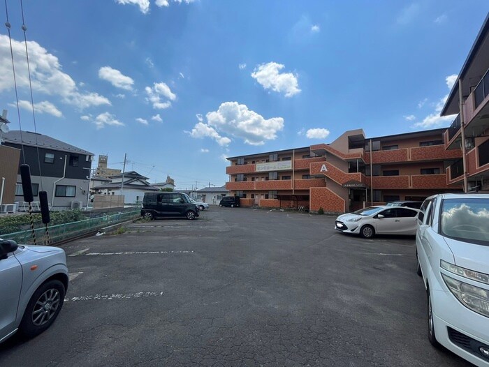 物件外観写真6　(駐車場)