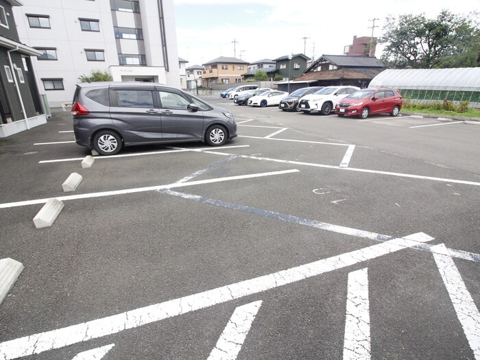 物件外観写真3　(駐車場)