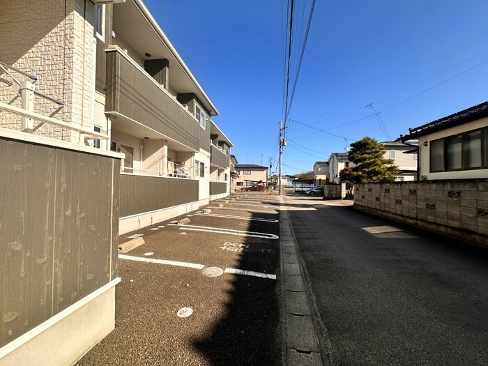 物件外観写真3　(駐車場)