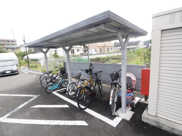 物件外観写真4　(駐輪場)