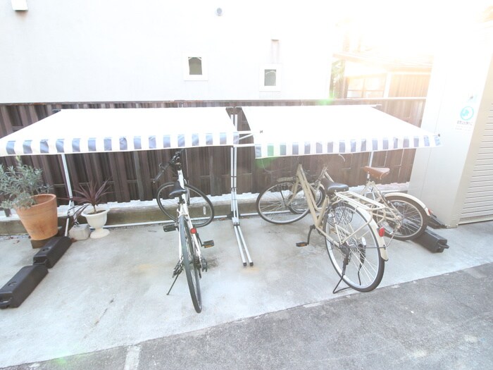物件外観写真4　(駐輪場)
