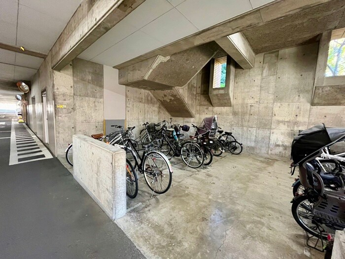 物件外観写真3　(駐輪場)