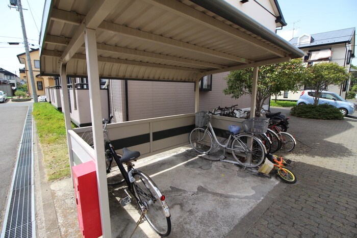 物件外観写真2　(駐輪場)