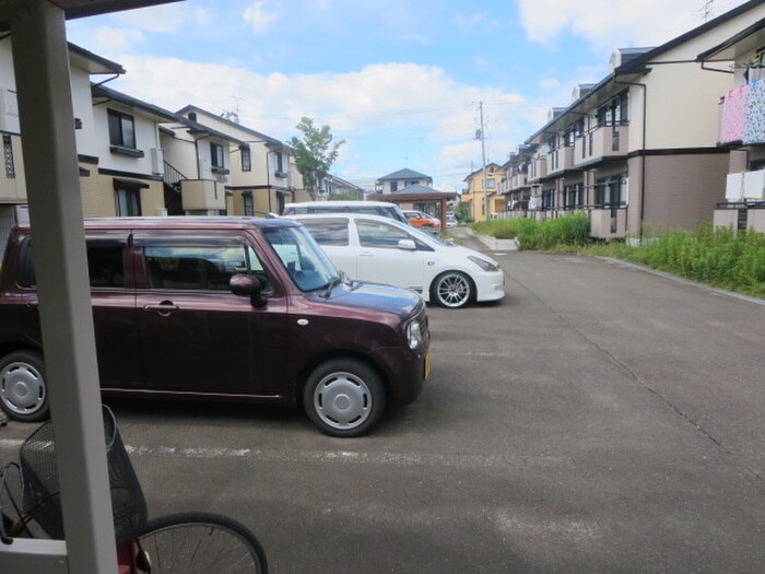 物件外観写真4　(駐車場)