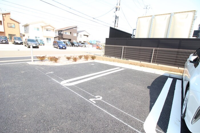 物件外観写真2　(駐車場)
