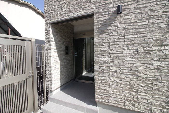 物件外観写真3　(エントランス部分)