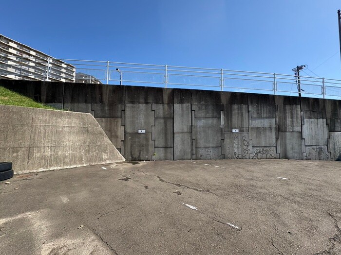 物件外観写真3　(駐車場)