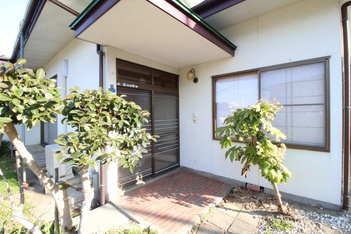 物件外観写真4　(エントランス部分)