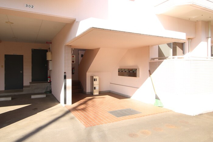 物件外観写真2　(エントランス部分)