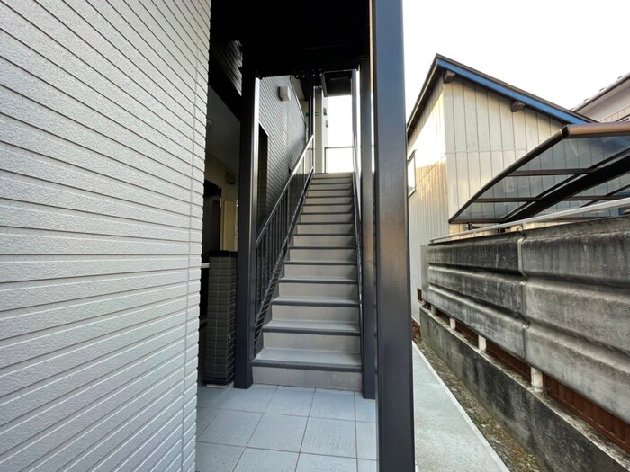 物件外観写真3　(エントランス部分)