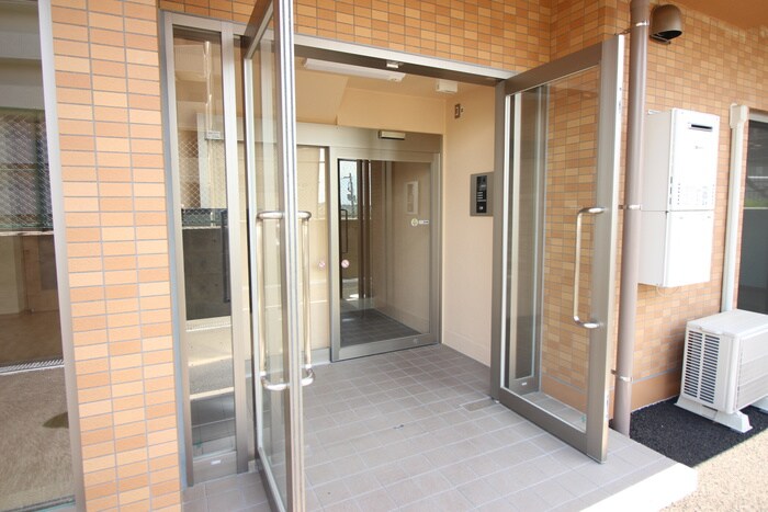 物件外観写真3　(エントランス部分)