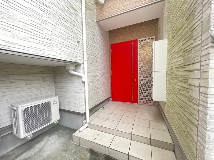 物件外観写真2　(エントランス部分)