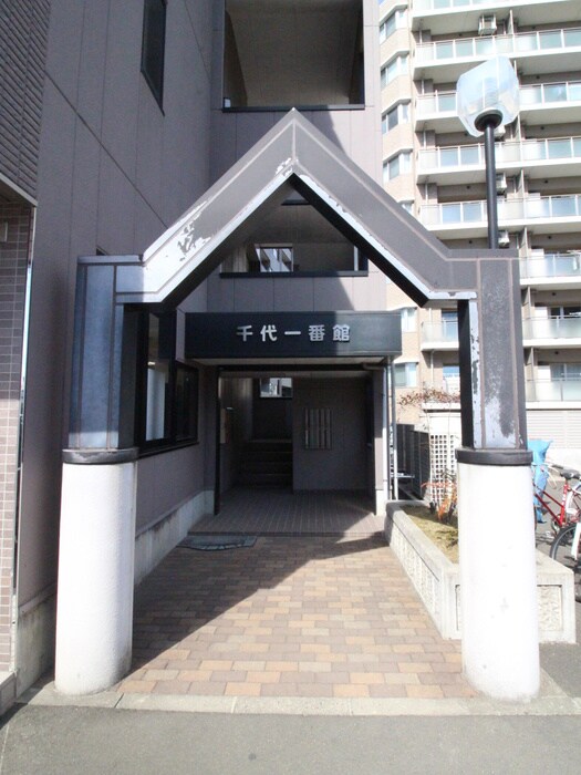 物件外観写真2　(エントランス部分)