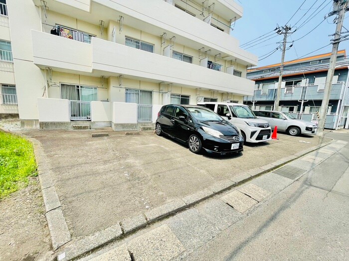 物件外観写真3　(駐車場)