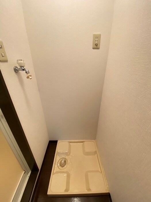 物件内観写真12　(洗濯機置場)