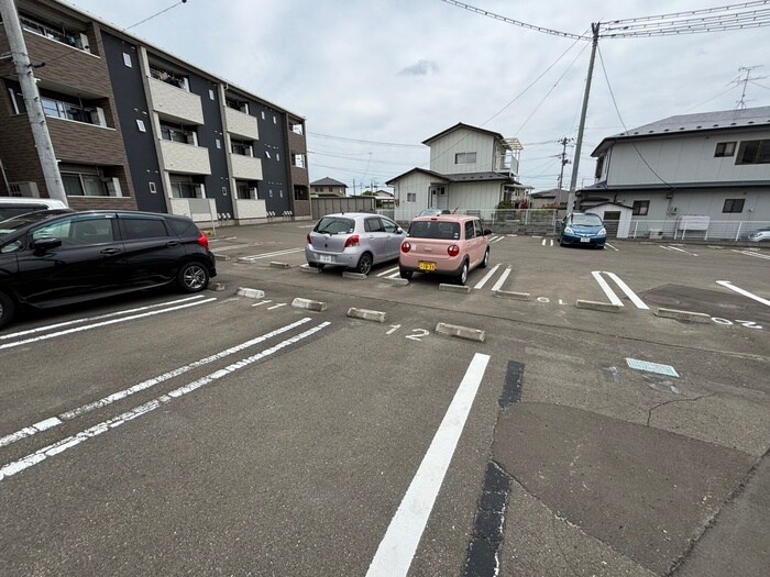 物件外観写真3　(駐車場)