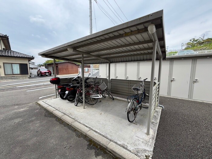 物件外観写真4　(駐輪場)