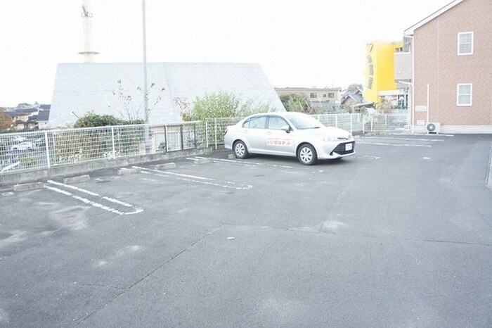 物件外観写真3　(駐車場)