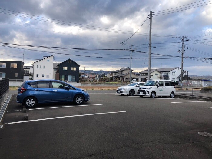 物件外観写真3　(駐車場)