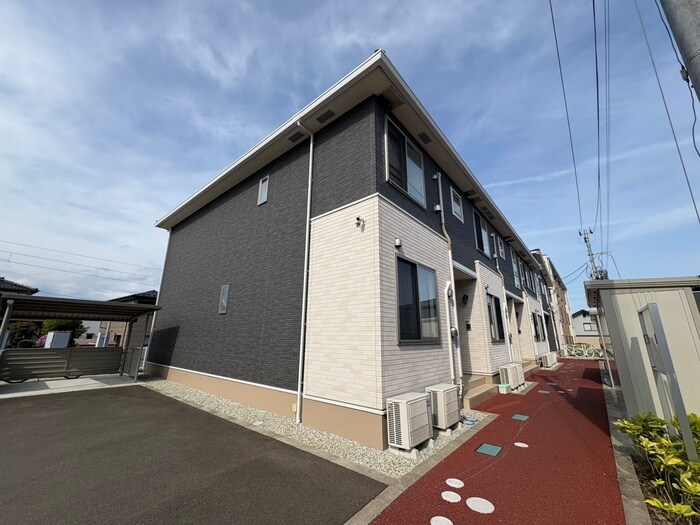 物件外観写真1　(エントランス部分)