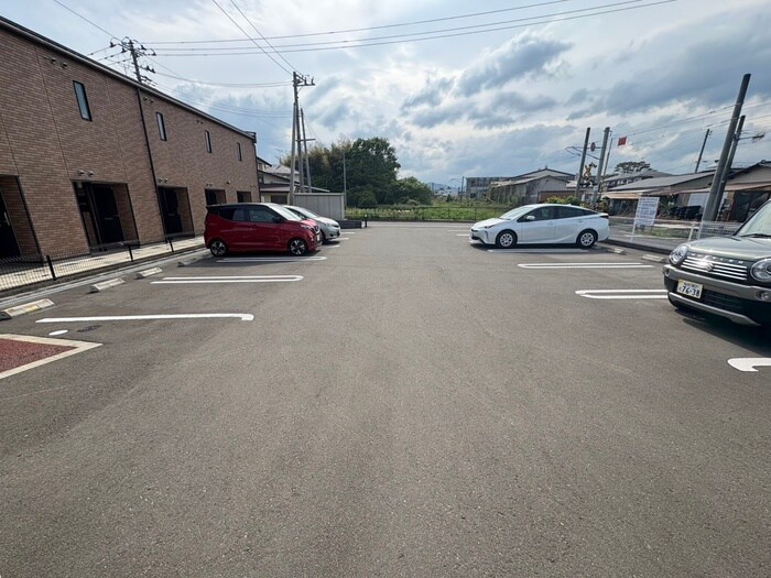 物件外観写真6　(駐車場)