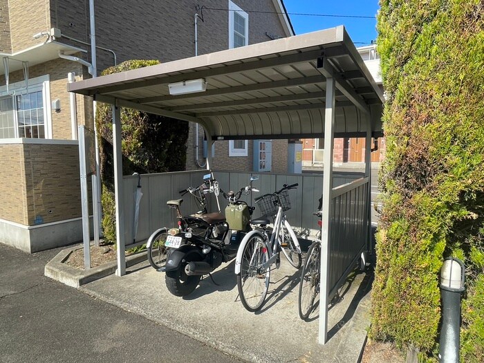 物件外観写真4　(駐輪場)