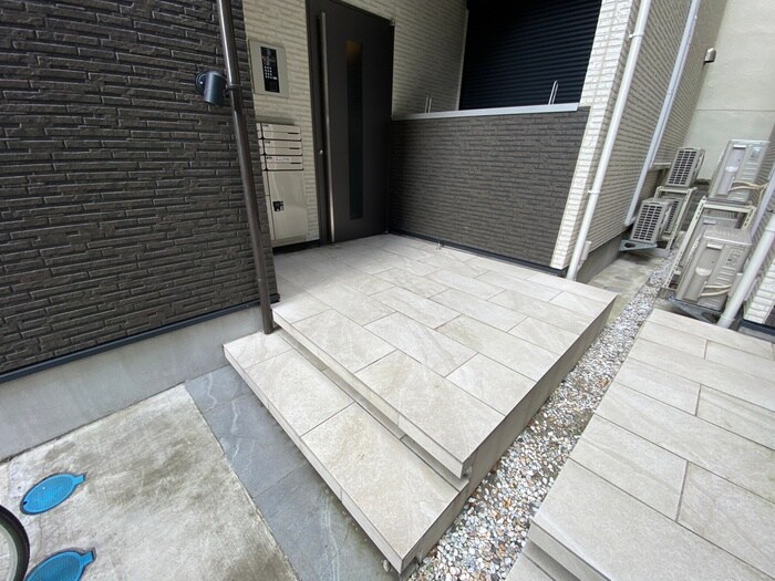 物件外観写真4　(エントランス部分)