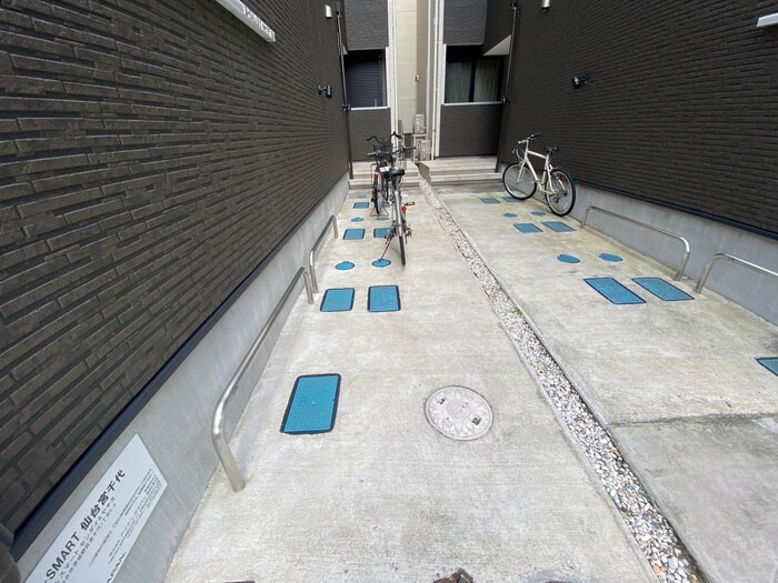 物件外観写真6　(エントランス部分)