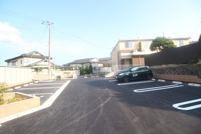 物件外観写真3　(駐車場)