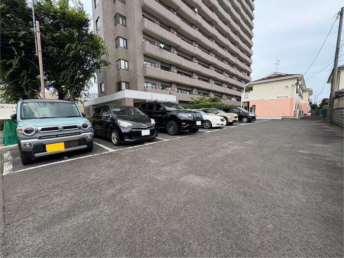 物件外観写真3　(駐車場)