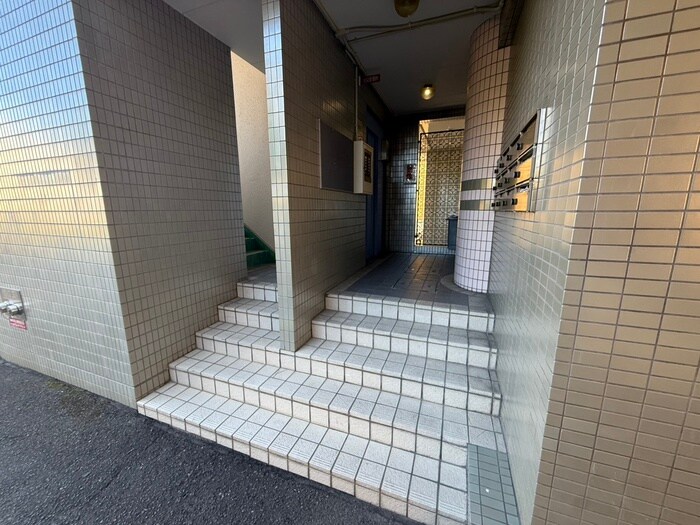 物件外観写真3　(エントランス部分)