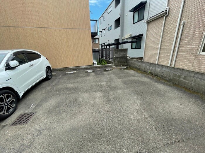 物件外観写真4　(駐車場)