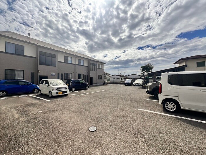 物件外観写真6　(駐車場)