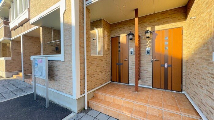 物件外観写真3　(エントランス部分)