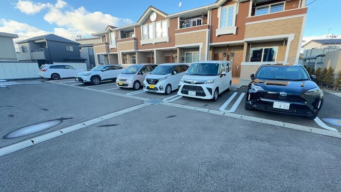 物件外観写真4　(駐車場)