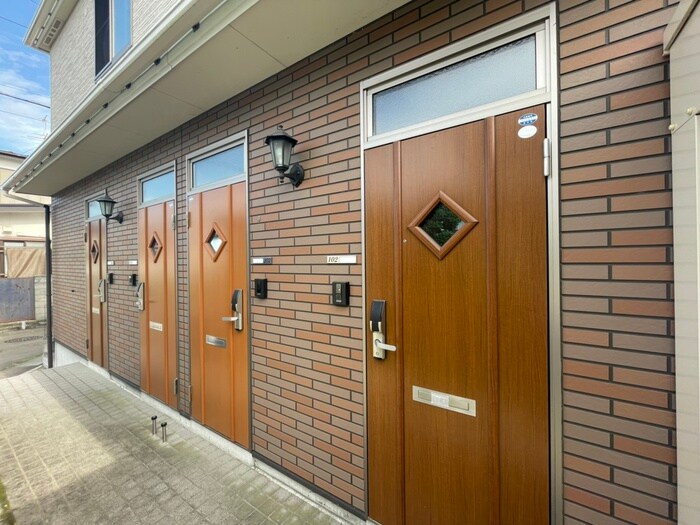 物件外観写真2　(エントランス部分)