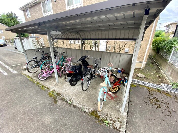 物件外観写真4　(駐輪場)