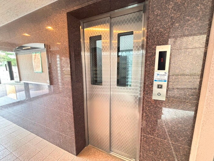 物件外観写真4　(エントランス部分)