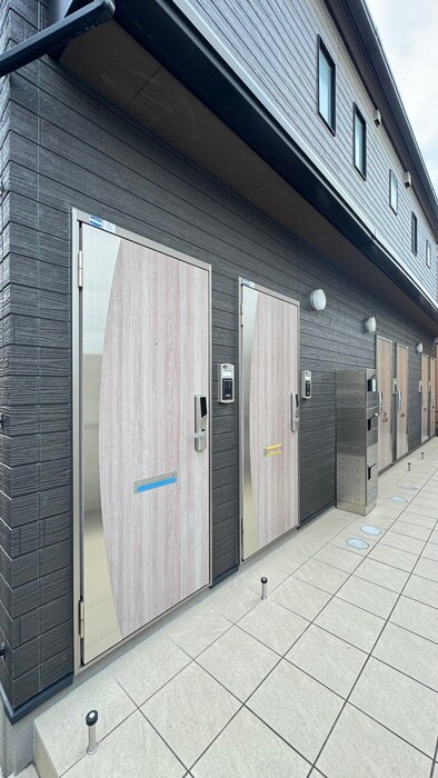 物件外観写真3　(エントランス部分)