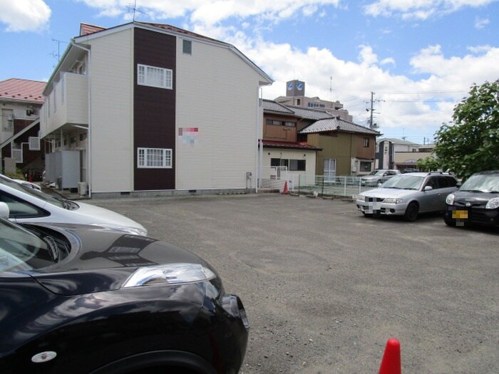 物件外観写真2　(駐車場)