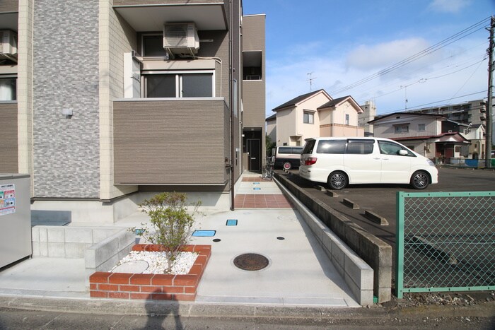 物件外観写真3　(エントランス部分)